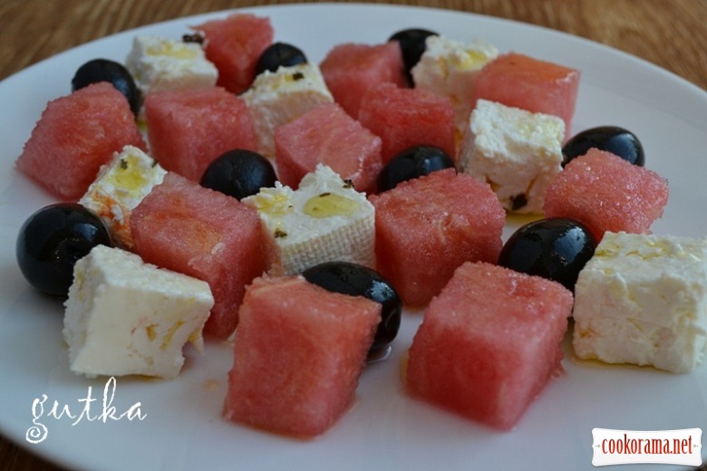 Салат з кавуном, фетою та оливками