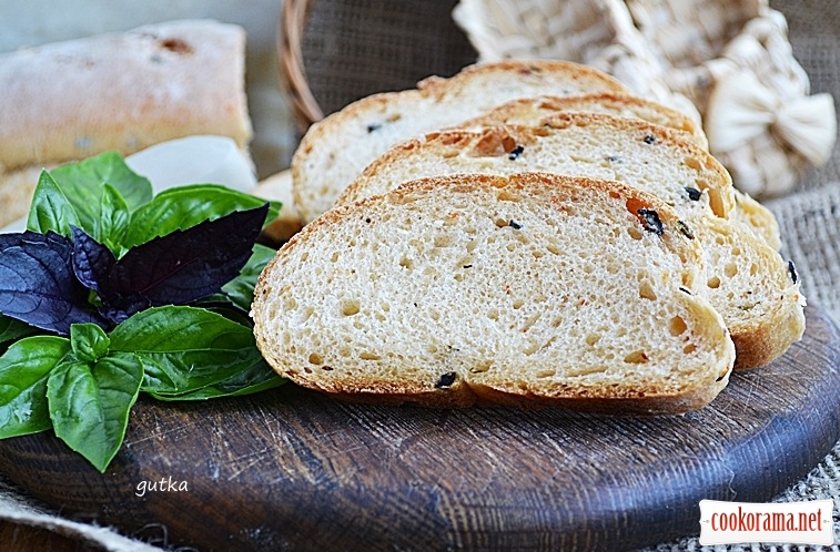 Хліб з оливками та свіжим базиліком