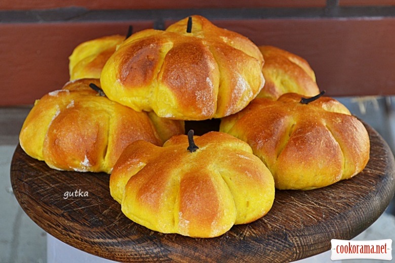 Mini buns-pumpkins