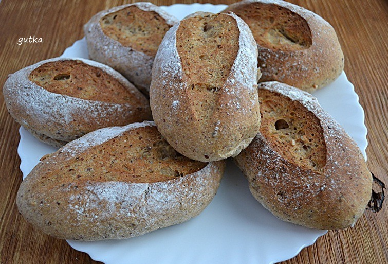 Buns with seeds of flax