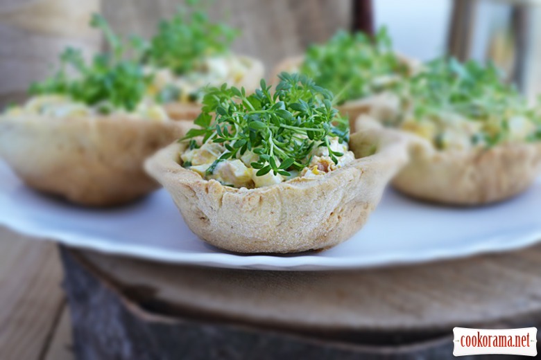 Crispy baskets stuffed with tuna and egg