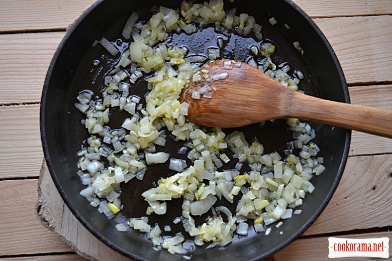 «Zeytinyala» green beans with tomatoes and onions in Turkish style