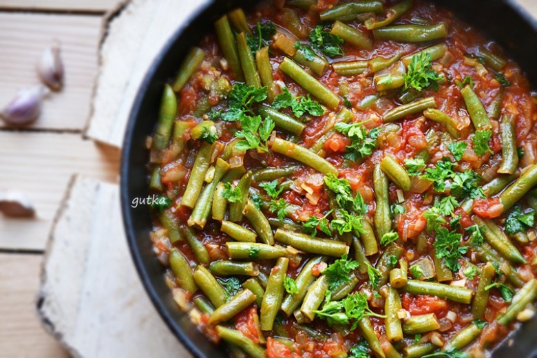 "Zeytinyala" green beans with tomatoes and onions in Turkish style