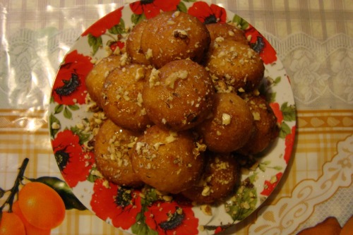 Творожные пончики с медом и орехами