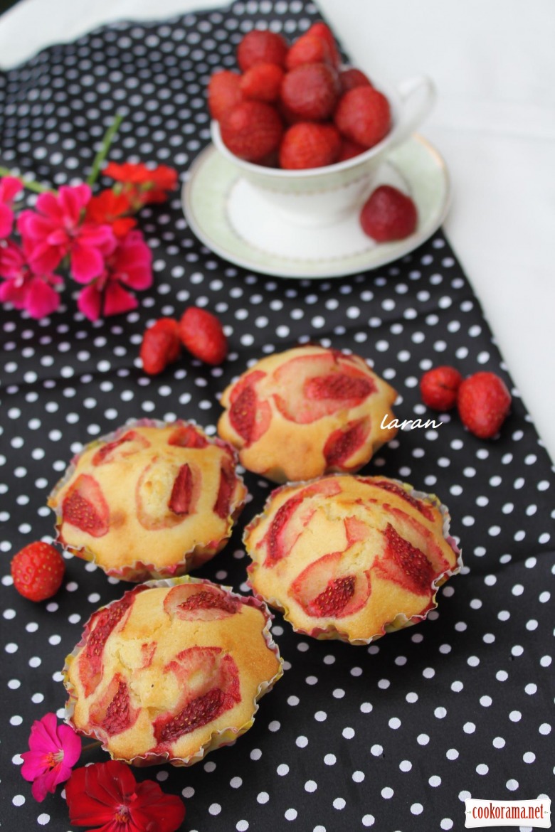 Muffins with strawberry