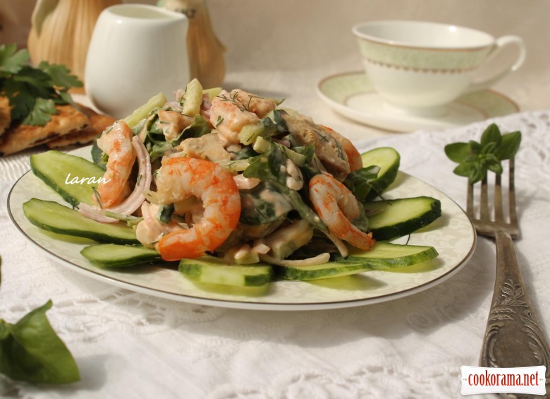 Салат з морепродуктами, шпинатом й руколою