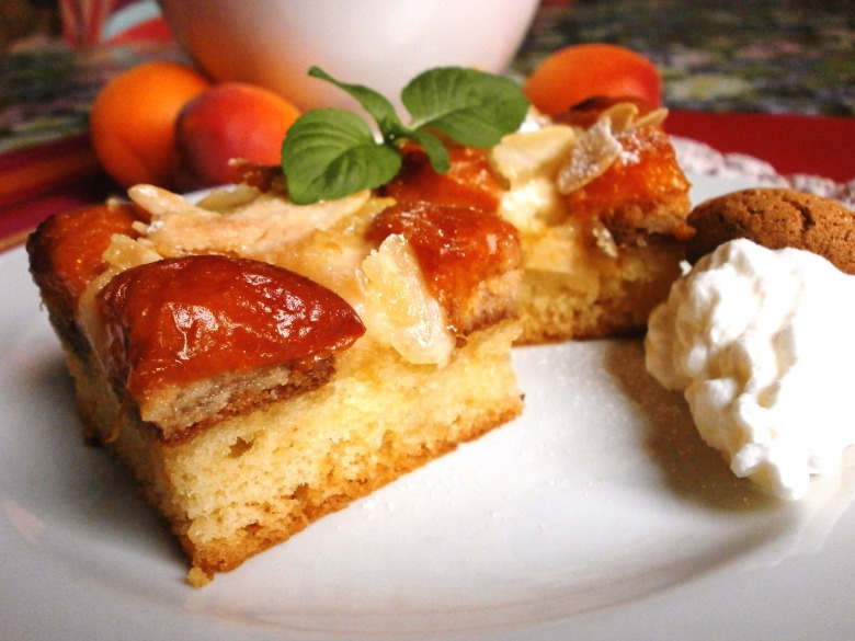Мигдально-абрикосовий пиріг з сметанно-ванільною заливкою