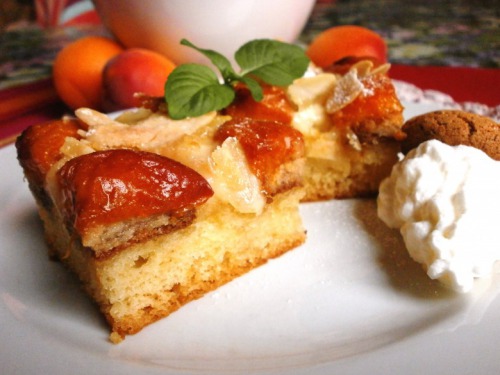 Миндально-абрикосовый пирог с сметанно-ванильной заливкой