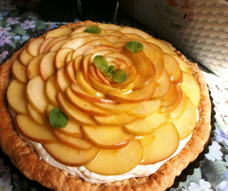 Яблучний пиріг з миндалевим кремом ( рецепт - спрінт)
