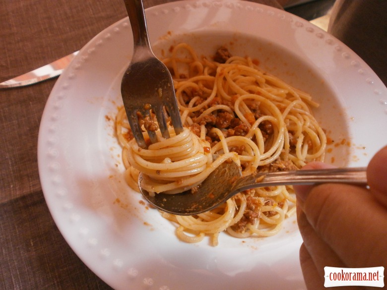 рагу болоньєзе  спагетті
