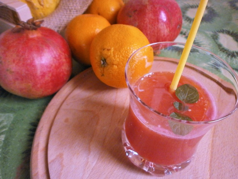 Вітамінний напій з гранату і апельсина  для осіннього настрою