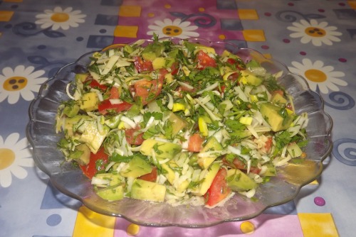 Салат с авокадо и пармезаном "Авомезан"