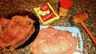Куриный рулет маринованный в горчице и майонезе, фаршированный стручковой фасолью, шампиньонами и сыром