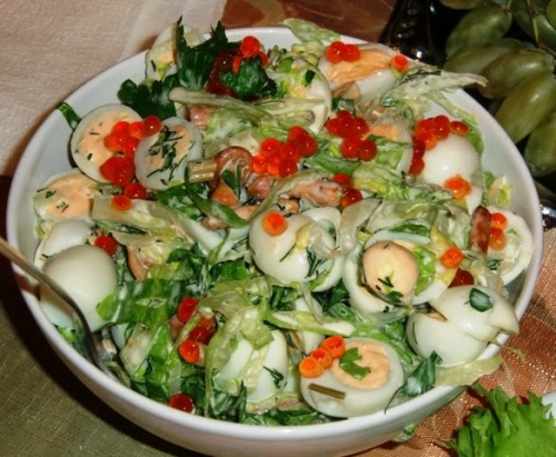 Салат с перепелиными яйцами и икрой