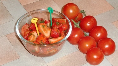 Салат с помидорами и клубникой