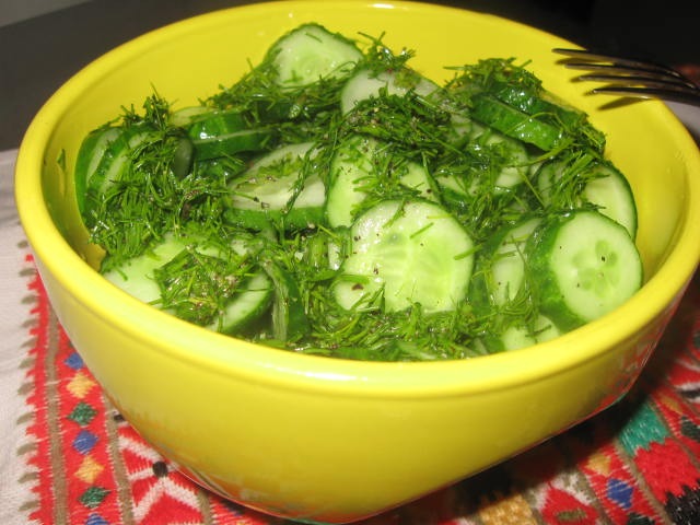 Огірковий салат з медовою заправкою
