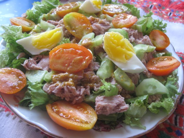 Овочевий салат із тунцем