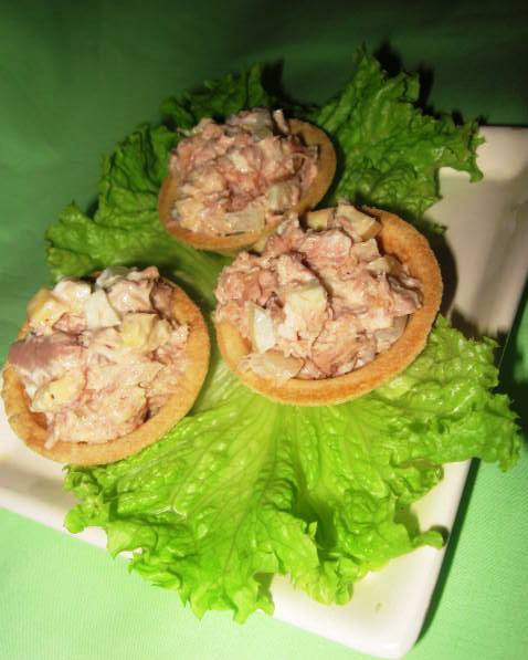Салат із тунця в тарталетках
