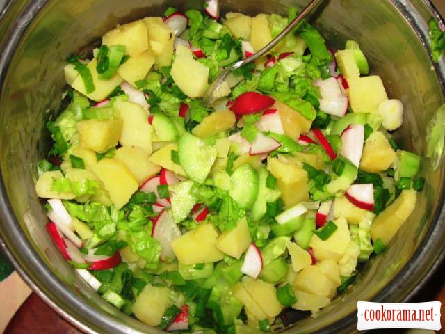 Картопляний салат з смаженою цибулею та свіжими овочами