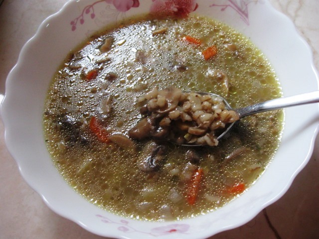 Суп із перловкою та грибами