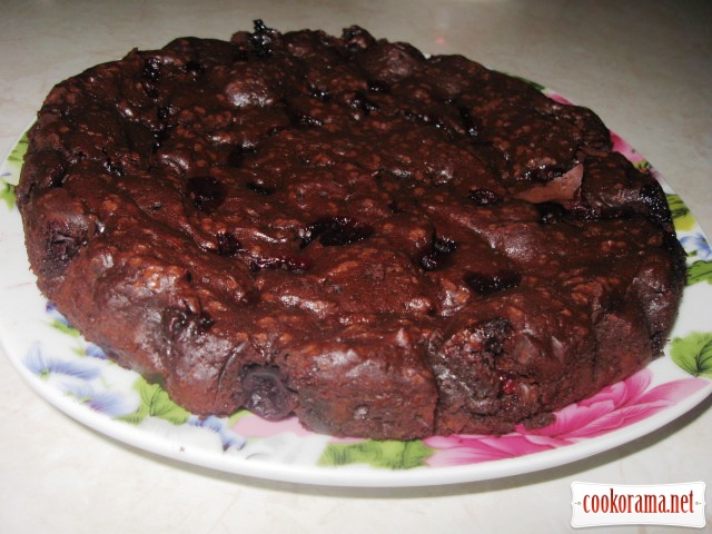 Шоколадний пиріг з чорною смородиною без борошна