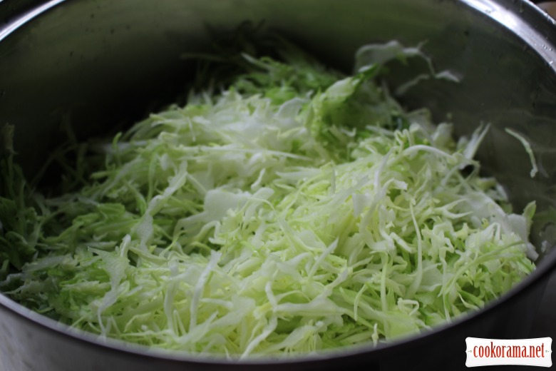 Ніжний салат з капусти та плавлених сирків