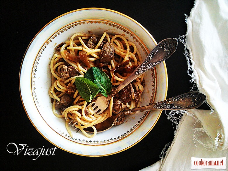 Pasta with liver and caramelized onions