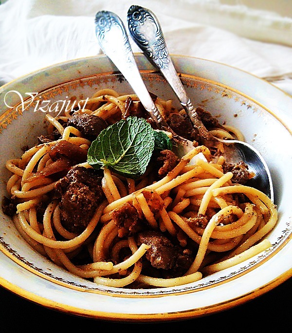 Pasta with liver and caramelized onions
