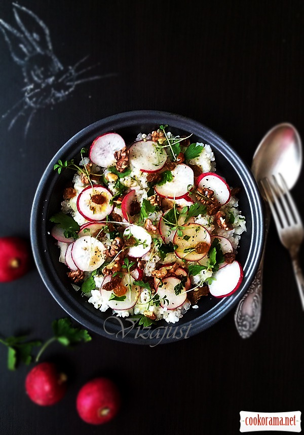 Salad from radish and nuts