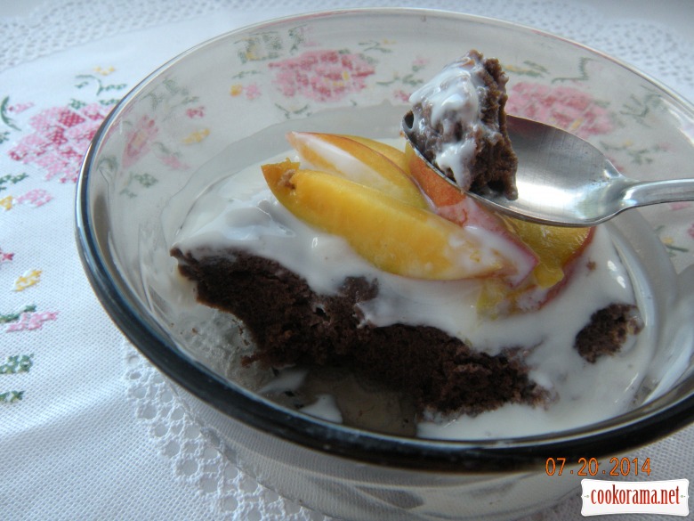 Шоколадний десерт з персиком в мікрохвильовці