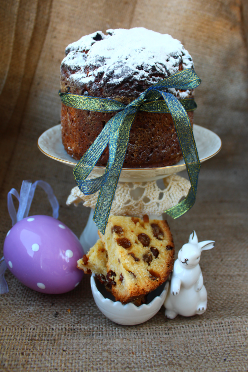 Curd-yeast Easter cake