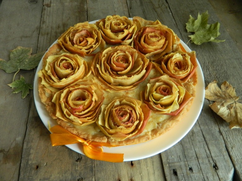 Открытый пирог с розами из яблок