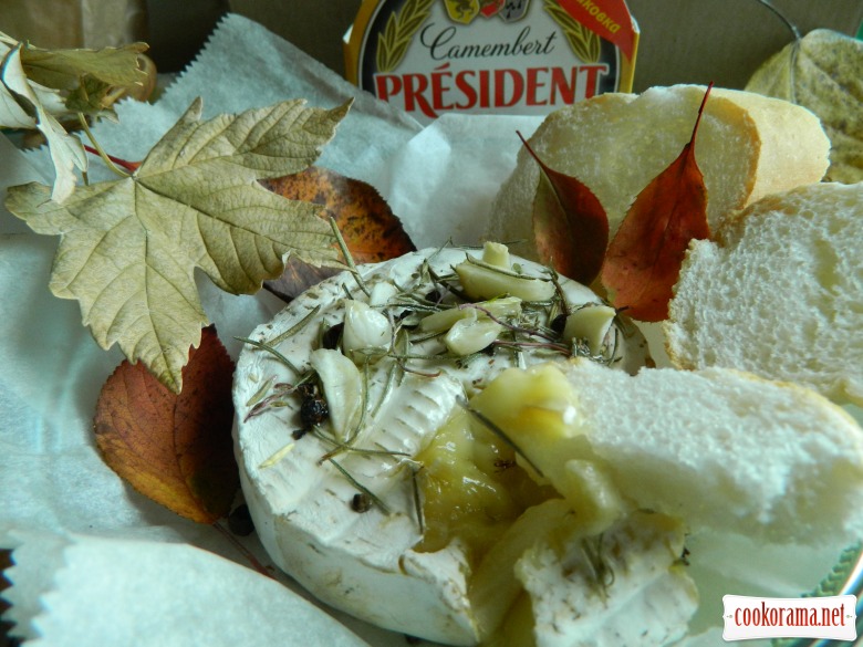 Camembert baked with spices