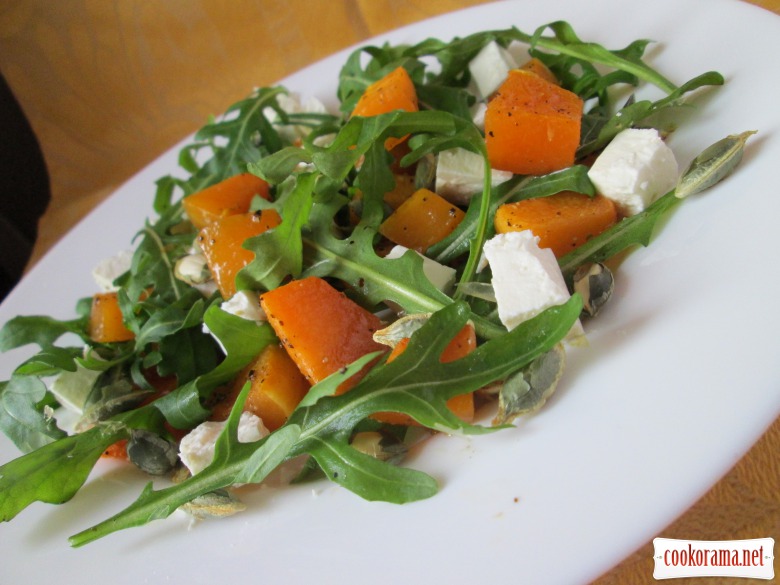 Salad with pumpkin, brynza and seeds