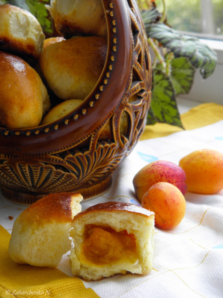 Пиріжки з абрикосами