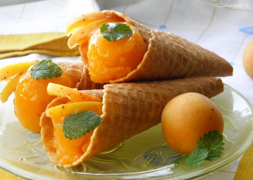 Вафельні ріжки з абрикосовим сорбетом