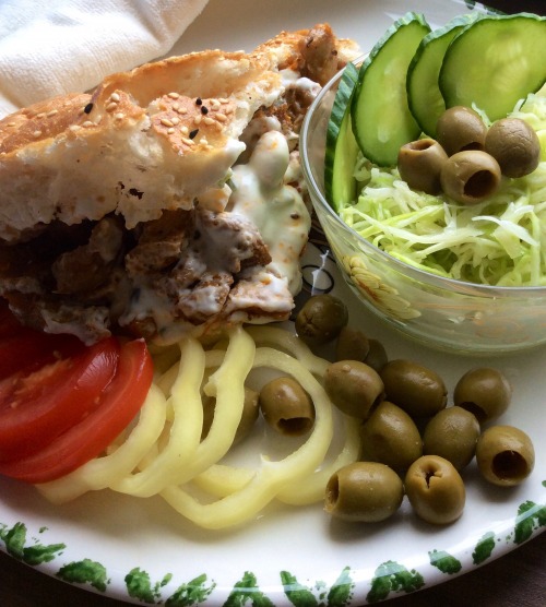 М'ясо по-грецьки "Gyros" в хлібному конверті з йогуртово-часниковим соусом