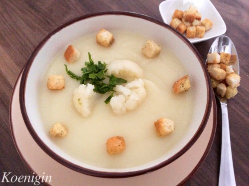 Cream soup with cauliflower and cream