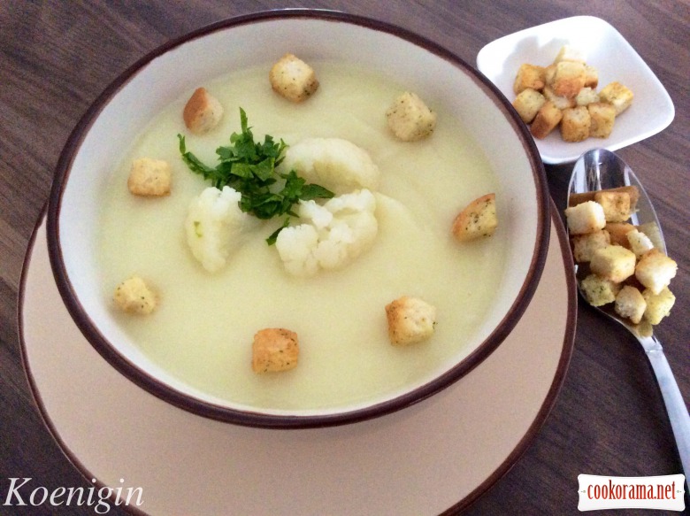 Cream soup with cauliflower and cream