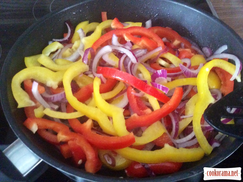 Warm appetizer of brynza with vegetables