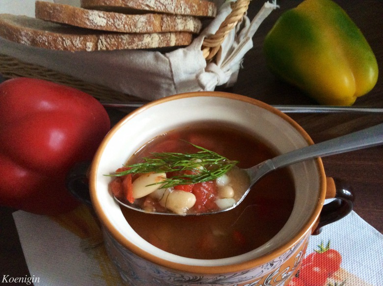 Soup of white beans with tomatoes and red pepper