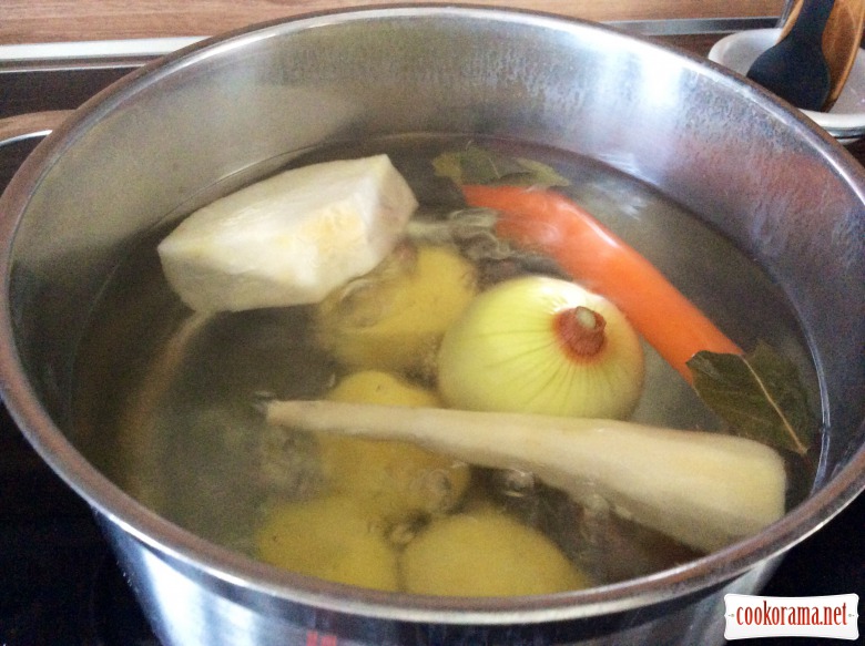 Lean pickle soup with homemade croutons