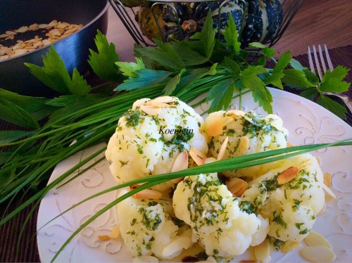 Цвітна капуста під вершковим маслом з часником, зеленню та мигдальними пелюстками