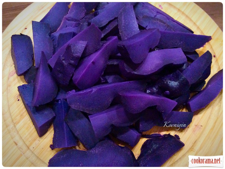 Фіолетова картопля Vitelotte з маринованими грибами