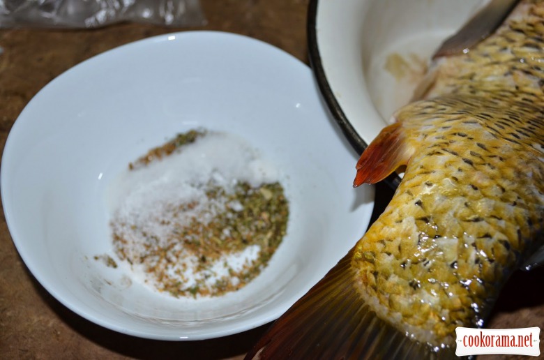 Carp on vegetable «pillow» in sour cream sauce