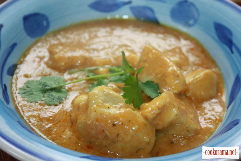 Indian curry «corma» (chicken in sour cream sauce with almonds, coconut and spices)
