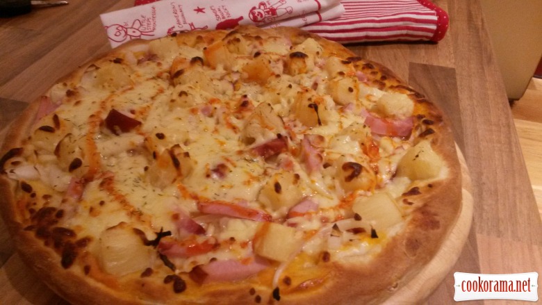 Crispy pizza with ham and pineapple (+ dough recipe that does not require time for «growing»)