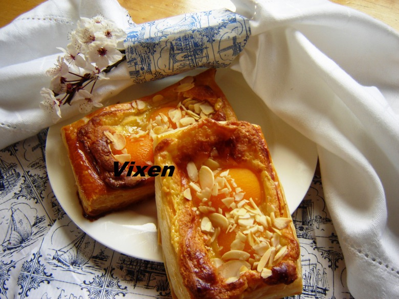 слойки з абрикосами та марципаном або відомі тістечка з данії (danish pastry)