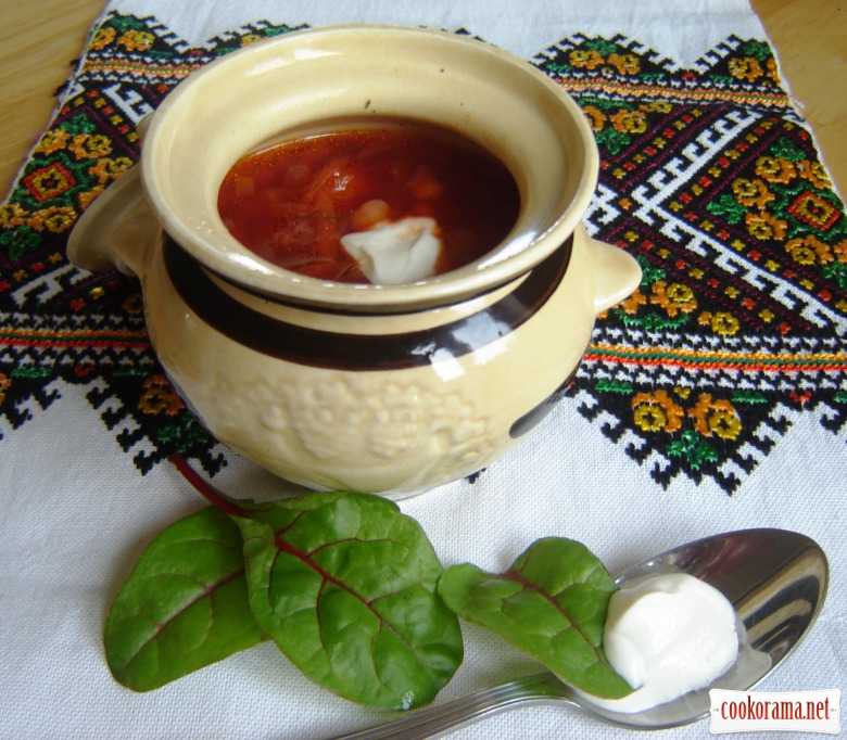 Lean borsch with prunes in clay pots