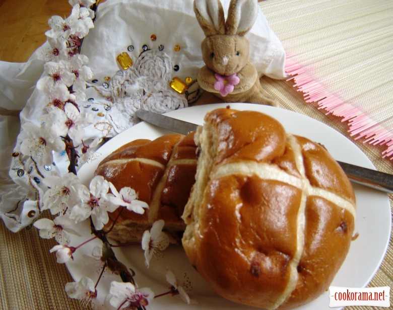 British Easter buns with hot chocolate and butterscotch (hot cross buns)